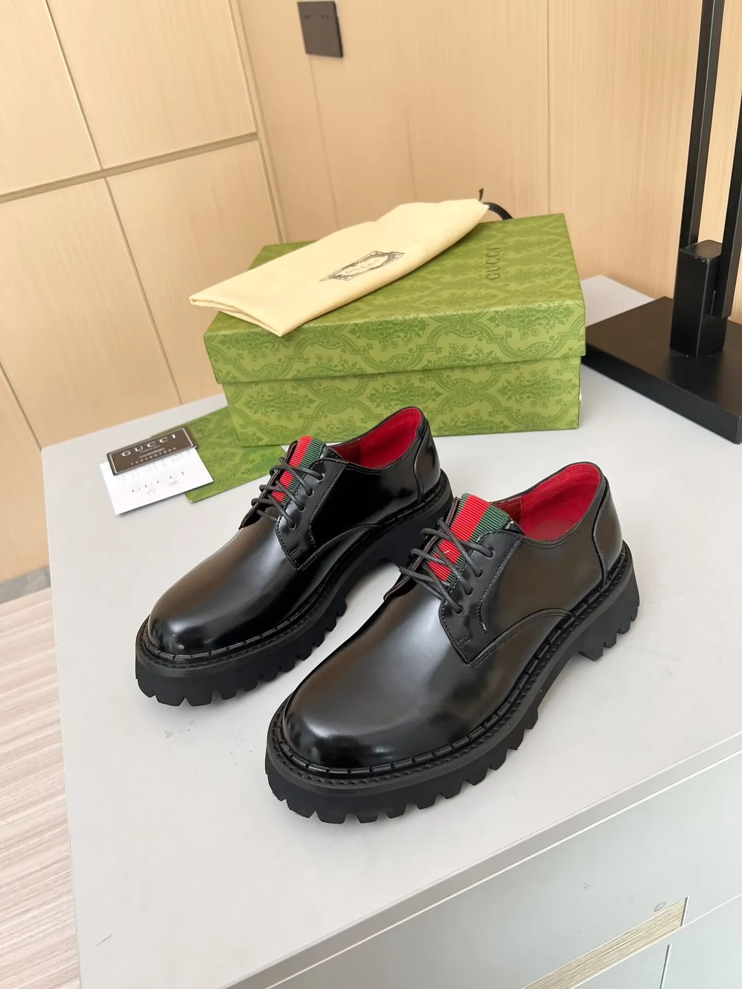 👟👟Ex-factory price 480👟👟 ✅The latest Gucci GUCCI lace-up loafers at the counter. They are mainly matched with various styles of trendy clothes to highlight their fashion. ✅ A must-have recommended ➡️ Fabric: cowhide, open edge beads Inner/foot pads: red cow lining Color: black Size: 34-41 (34, 41 need to be customized) Heel height: 5cm Outsole: Foam outsole material ✅ Equipped with cloth bag and card
